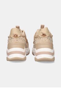 Zapatillas deportivas beige con parte superior de malla texturizada, adornos de strass y suela en capas blanca y beige. Tiras en el talón para facilitar el uso.