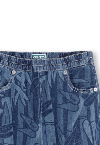 Short en denim avec un tissu bleu foncé, motif de feuilles, taille élastique et détails de boutons argentés sur les poches. Étiquette de marque visible.