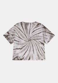 T-shirt de manga curta em tie-dye castanho e branco com um padrão espiral; ajuste suave e descontraído e decote em crew, exibindo um design texturizado.
