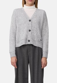Grau gestrickte Strickjacke mit V-Ausschnitt, die ein strukturiertes Muster aufweist, vier schwarze Knöpfe und gerippte Bündchen hat, tailliert geschnitten.