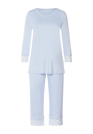 Vaaleansininen pyjama-asu, jossa on pitkähihaiset yläosat ja pitsikoristeet hihansuissa sekä housujen helmassa, valmistettu pehmeästä kankaasta mukavuutta varten.