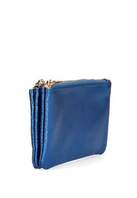 Neceser azul de piel con cierre, con un acabado texturizado, que cuenta con dos compartimentos con cremallera y herrajes en tono dorado. Diseño compacto para facilitar su transporte.