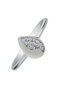 Bague en argent avec un motif de feuille courbée présentant une surface lisse et ornée de petits cristaux clairs ronds d'un côté.