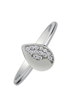 Bague en argent avec un motif de feuille courbée présentant une surface lisse et ornée de petits cristaux clairs ronds d'un côté.