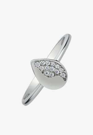Bague en argent avec un motif de feuille courbée présentant une surface lisse et ornée de petits cristaux clairs ronds d'un côté.