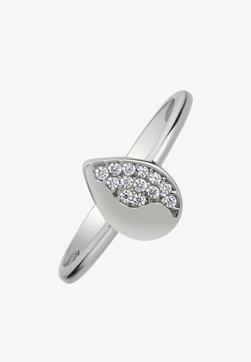 Bague en argent avec un motif de feuille courbée présentant une surface lisse et ornée de petits cristaux clairs ronds d'un côté.