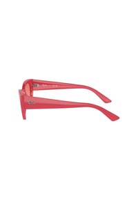 Occhiali da sole in plastica rossa con montatura rettangolare, lenti piatte e aste larghe. Presentano il marchio Ray-Ban sul lato esterno dell'asta.