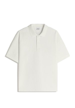 Biała koszulka polo z krótkim rękawem wykonana z bawełny, z klasycznym kołnierzykiem, plisą na dwa guziki oraz prostym wzorem bez widocznych nadruków.