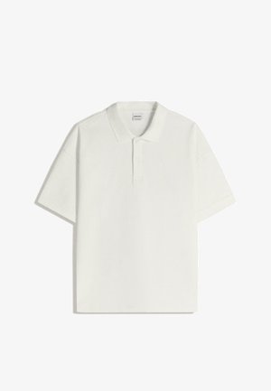 Fehér, rövid ujjú galléros póló, pamutból készült, klasszikus gallérral, kétgombos záródással, egyszerű mintázat nélkül.