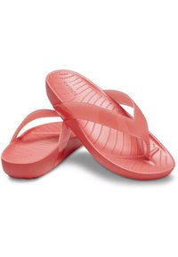 Różowo-koralowe klapki o błyszczącej plastikowej powierzchni, z teksturowaną wkładką i szerokimi skrzyżowanymi paskami dla komfortu.