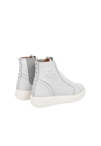 Sneakers alto bianchi in pelle con dettagli grigi, cuciture laterali testurizzate e suola in gomma. Presentano un logo impresso sul lato esterno.
