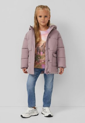 Lichtpaarse pufferjack met een capuchon, voorzien van knoopsluitingen en zijzakken, gedragen over een grafisch t-shirt en gecombineerd met blauwe jeans en sneakers.