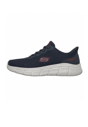 Zapatilla deportiva de malla azul oscuro con suela blanca gruesa, cordones y logo rojo "S" en el lateral, mostrada desde el lado exterior.