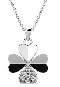 Zilveren ketting met een klavert pendant, verdeeld in zwarte en zilveren secties, versierd met heldere ronde kristallen aan de basis.
