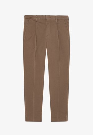 Pantaloni marroni su misura con passanti per cintura, piega frontale e tasche laterali, progettati per un look formale o business casual.