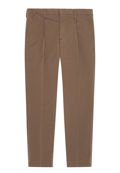 Pantalon marron sur mesure avec passants de ceinture, pli devant et poches latérales, conçu pour un look formel ou décontracté professionnel.