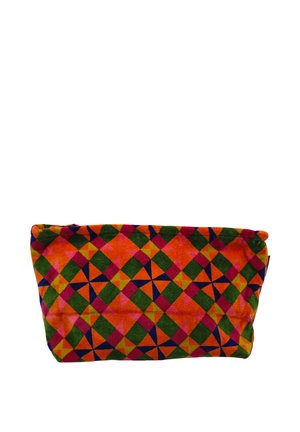 Pochette rectangulaire avec un motif géométrique vif de triangles et carrés orange, verts, roses et bleus sur tissu.