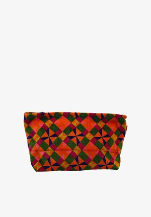 Pochette rectangulaire avec un motif géométrique vif de triangles et carrés orange, verts, roses et bleus sur tissu.