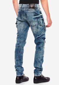 Lichtblauwe denim cargo broek met meerdere zakken en een vervaagde wassing, met een slim fit en gedetailleerde stiksels.