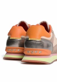 Sneaker con una combinazione di pelle e scamosciato in arancio, beige e grigio metallizzato, con una suola multicolore a strati e il marchio "HOFF".