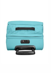 Türkisfarbener Weichstoffkoffer mit ausziehbarem schwarzem Griff, ausgestattet mit einem Zahlenschloss und flacher Reißverschlussöffnung. Einfaches und funktionales Design.