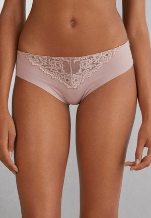 Lichtroze katoenen ondergoed met een delicate kantafwerking bij de tailleband en bloemenpatronen, met een gladde afwerking en elastische randen.