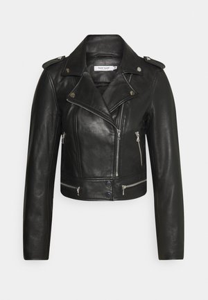 Giacca da motociclista corta in pelle nera con cerniera frontale asimmetrica, tasche con cerniera, bottoni a pressione e spalline.