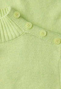 Vaaleanvihreä neulottu villapaita, jossa on resoripääntie ja kolme pyöreää, vaaleanvihreää nappia olkapäällä. Sileä rakenne, rento malli.