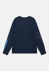 Felpa girocollo blu navy realizzata in morbido tessuto, con maniche lunghe e un audace logo "JORDAN" stampato sulla manica sinistra.