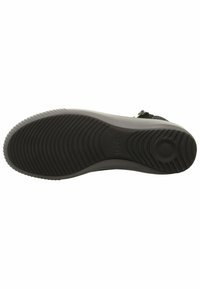 Semelle de sneaker noire avec un motif en caoutchouc texturé, design incurvé et un logo embossé au centre. Le bord est de couleur grise contrastante.