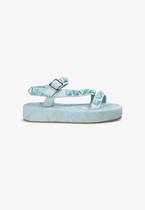 Lichtblauwe platform sandalen met een gestructureerd suede materiaal, een verstelbare gesp en decoratieve gemarmerde accenten op de banden.