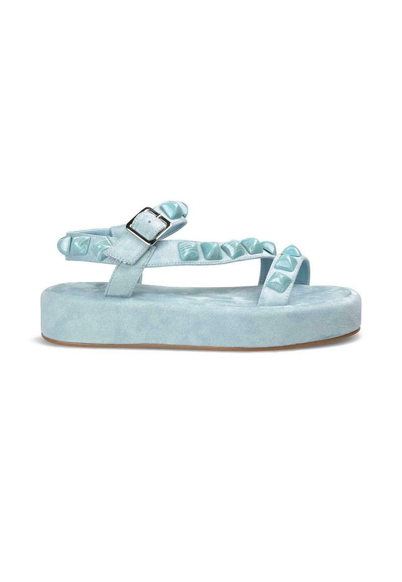 Sandali platform azzurri chiari in materiale scamosciato testurizzato, con fibbia regolabile e accenti decorativi a marmo sulle cinghie.