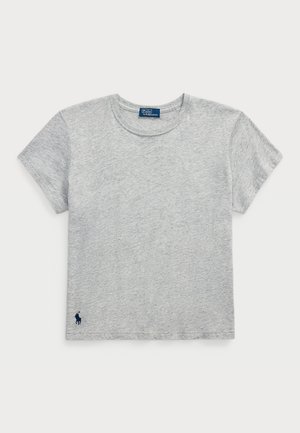 Camiseta de algodón gris de manga corta con cuello redondo y un pequeño logo en color navy en la parte inferior izquierda. Textura suave, diseño casual.