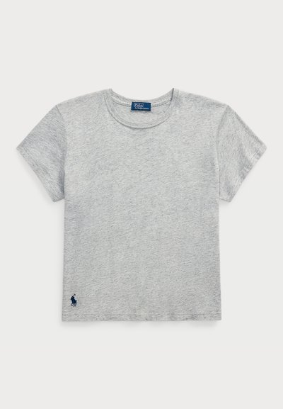Γκρι βαμβακερό T-shirt κοντό μανίκι με στρογγυλή λαιμόκοψη και μικρό ναυτικό λογότυπο στη κάτω αριστερή πλευρά. Μαλακή υφή, χαλαρός σχεδιασμός.