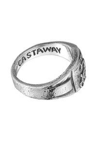 Silverring med en texturerad yta och ett vävt mönster. Graverat "CASTAWAY" på insidan av ringen, vilket visar en robust form.