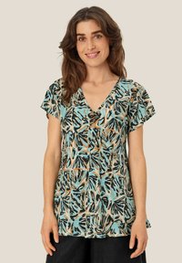 V-ringad, kortärmad topp i ett ljust blått tyg, med ett mönster av svarta och beigea bladsilhuetter, med en avslappnad passform och mjuk textur.