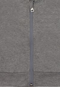 Grau Versand-Jacke aus weichem Stoff. Verfügt über einen zentralen Reißverschluss und gerippten Saum. Minimale Textur mit einheitlichem Erscheinungsbild.