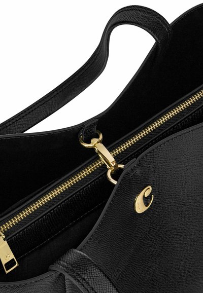 Črna teksturirana usnjena torbica z dvema ročajema, z zapiranjem na zlato zadrgo in zlatorumeno zaponko na notranji strani.