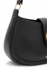 Schwarze Lederhandtasche mit einer geschwungenen Form, goldenen Hardware-Akzenten und einer strukturierten Oberfläche. Verfügt über einen Klappenverschluss und einen Schulterriemen.