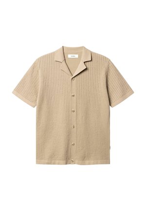 Beež lühikeste varrukatega nööbitav särk tekstuurse kootud mustriga ja sälguga kraega, valgel taustal.