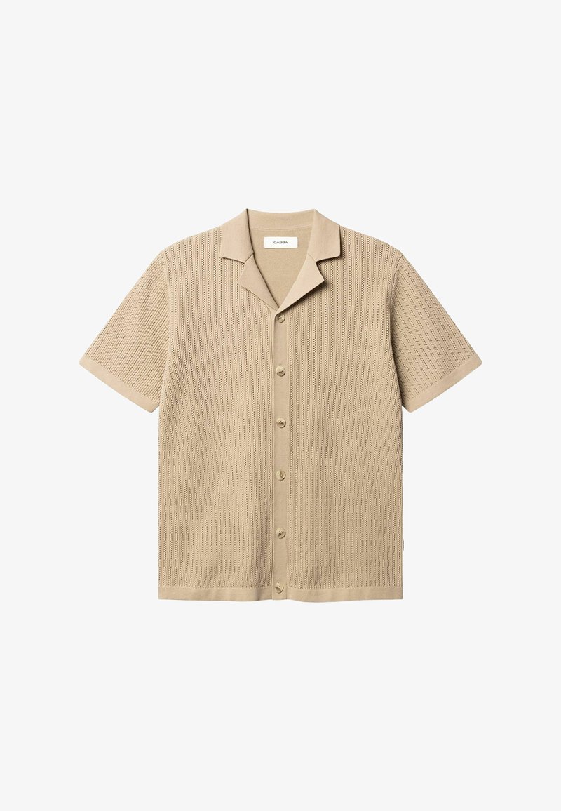 Beež lühikeste varrukatega nööbitav särk tekstuurse kootud mustriga ja sälguga kraega, valgel taustal.