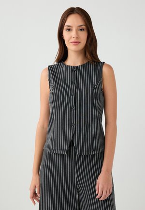 Top sans manches gris foncé avec des rayures blanches verticales, un col rond et une fermeture à boutons sur le devant. Tissu lisse et texturé.
