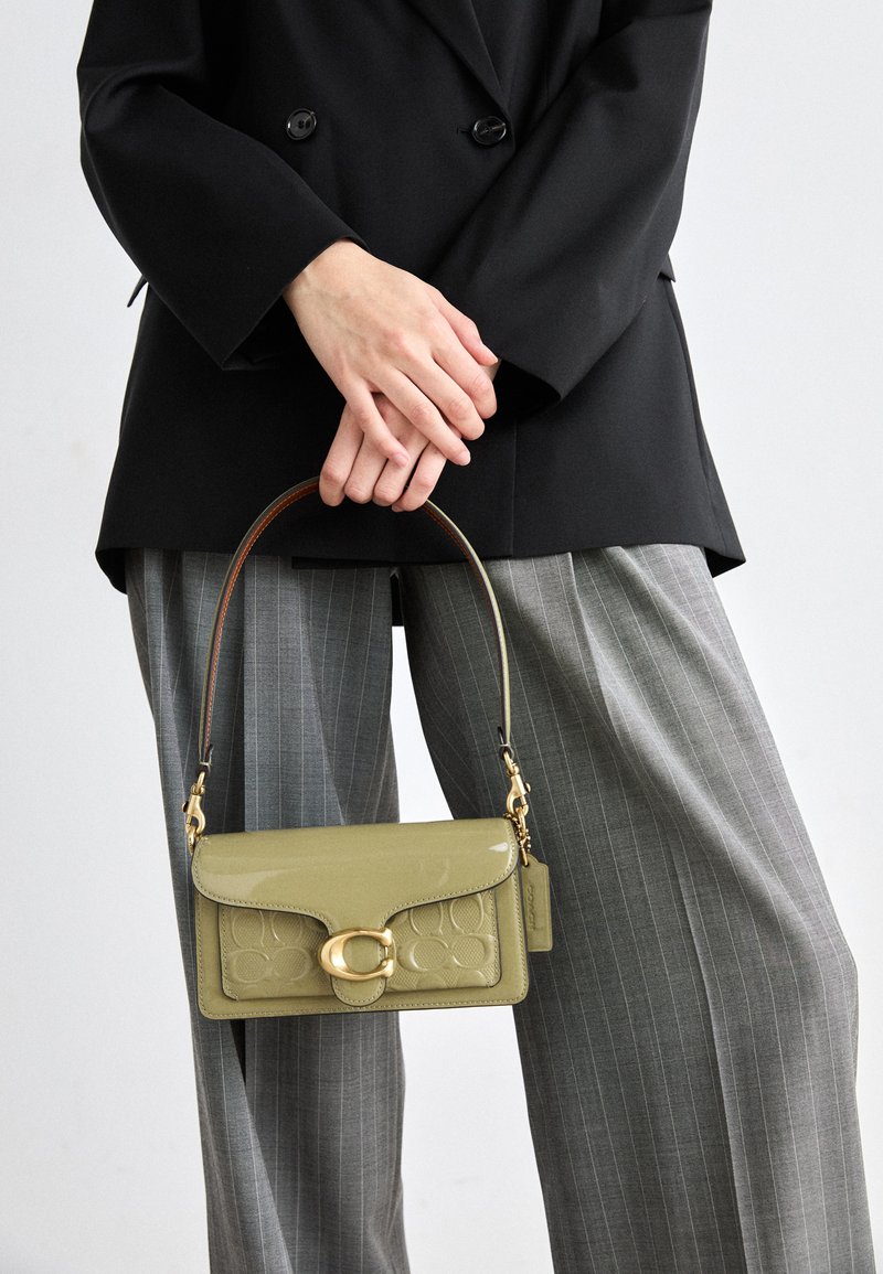 COACH PATENT SIGNATURE LEATHER TABBY SHOULDER BAG 20 - Håndtasker - moss