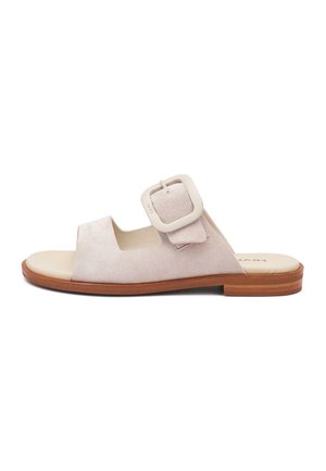 Sandale plate beige en daim avec deux larges brides, grande boucle carrée, semelle intérieure rembourrée et semelle empilée marron.