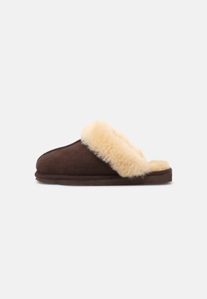 Brune suedepantofler med en cremet kunstpelsforing, åben bagside, flad sål og afrundet form for komfort og varme.