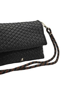 Sac à main en cuir tressé noir avec fermeture à rabat, doté d'un logo doré et d'une bandoulière noire et orange à motif. Détail de surface texturée visible.