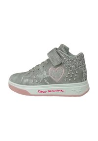 Sneaker alte grigie con una banda in velcro, dettagli di glitter, cuori e stelle, e una suola rosa con la scritta "CRAZY BEAUTIFUL".