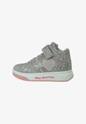 Sneaker alte grigie con una banda in velcro, dettagli di glitter, cuori e stelle, e una suola rosa con la scritta "CRAZY BEAUTIFUL".