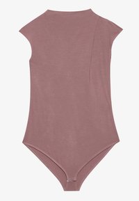 Bodysuit en rosa empolvado con mangas cortas tipo capucha, un cuello alto y un diseño sin costuras. Tejido suave y elástico con un cierre a presión en la parte inferior.