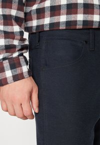 Wrangler GREENSBORO - Straight leg jeans - black